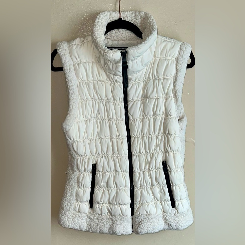 Women's White Quilted Vest - Picture 1 of 9